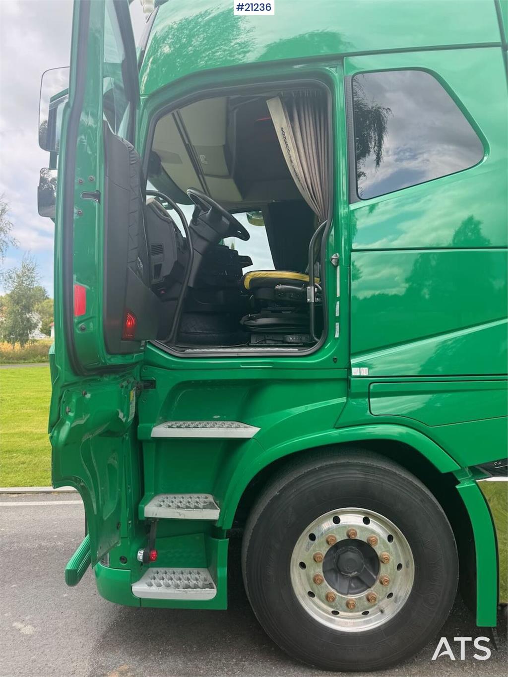 Volvo FH16 6x2 Hook truck w/ crane hydraulics and articu