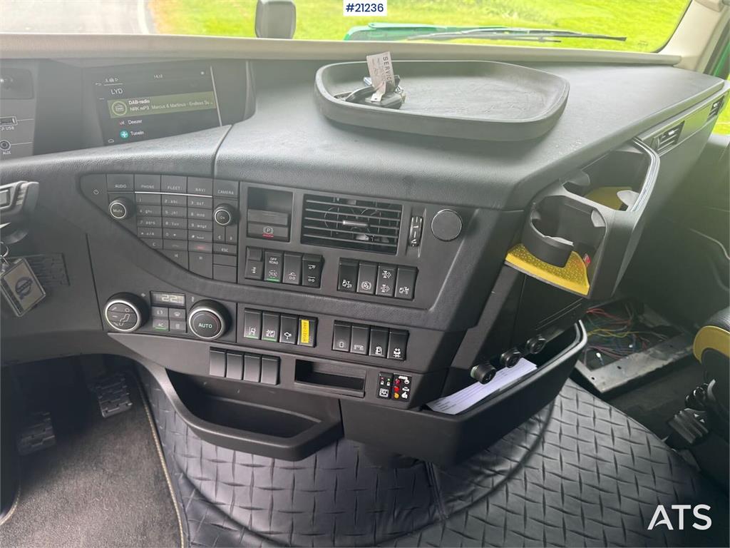 Volvo FH16 6x2 Hook truck w/ crane hydraulics and articu