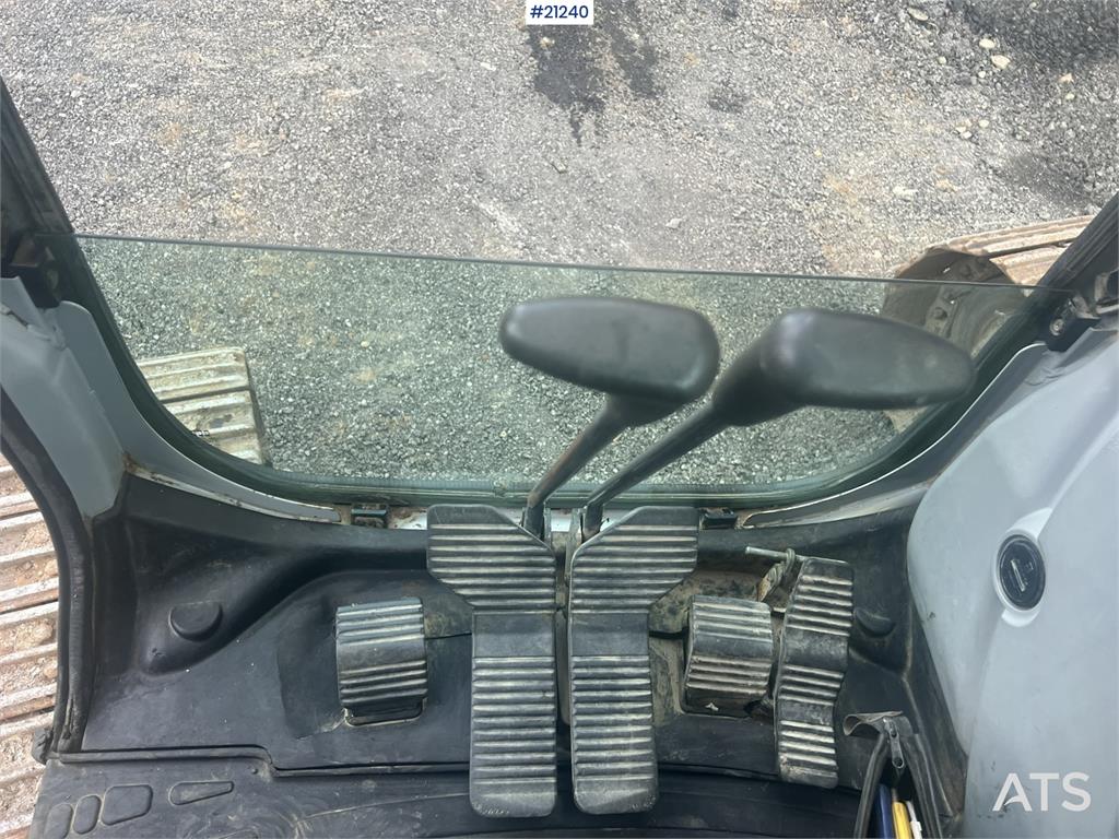 New Holland E265B Excavator w/ digging bucket and hydraulic sa