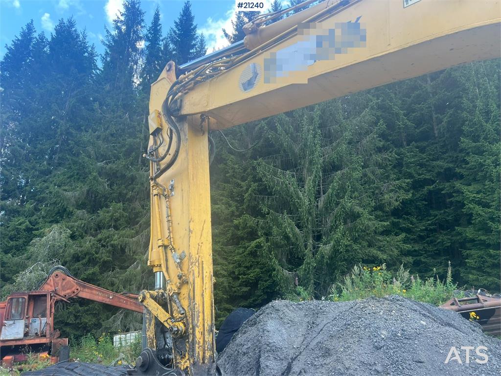 New Holland E265B Excavator w/ digging bucket and hydraulic sa