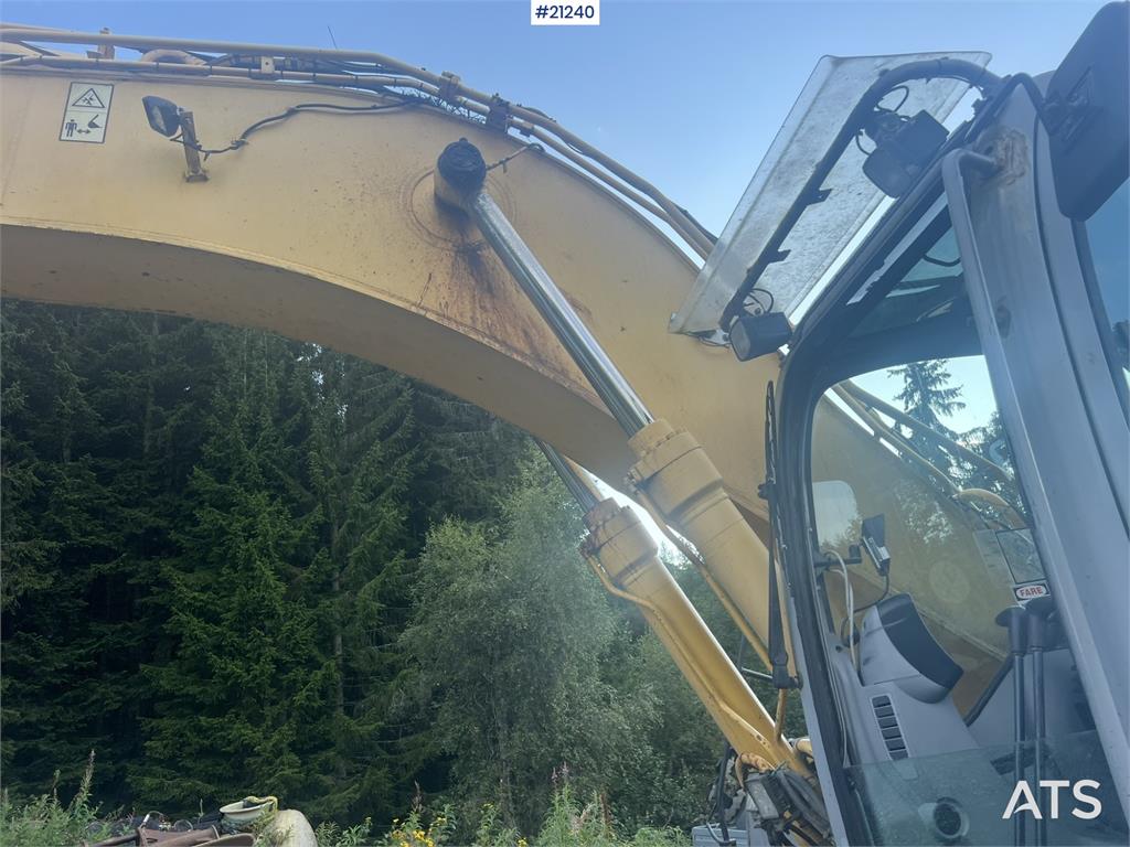 New Holland E265B Excavator w/ digging bucket and hydraulic sa
