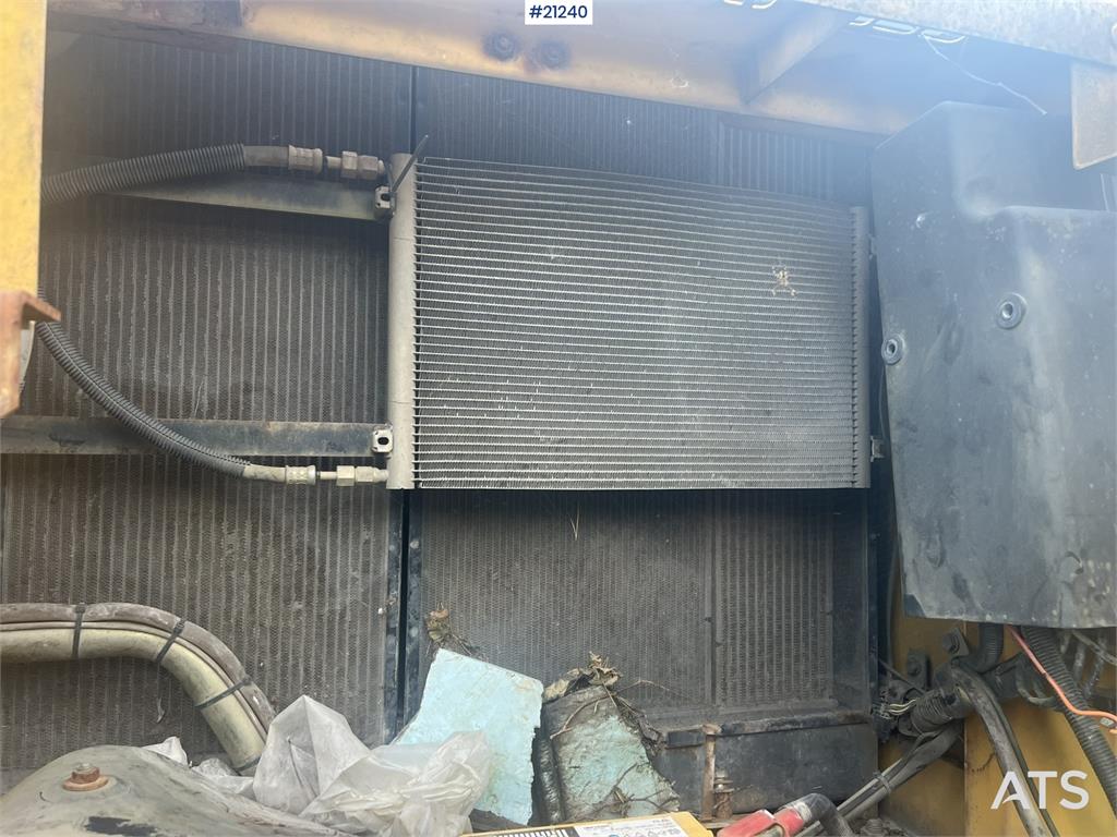 New Holland E265B Excavator w/ digging bucket and hydraulic sa