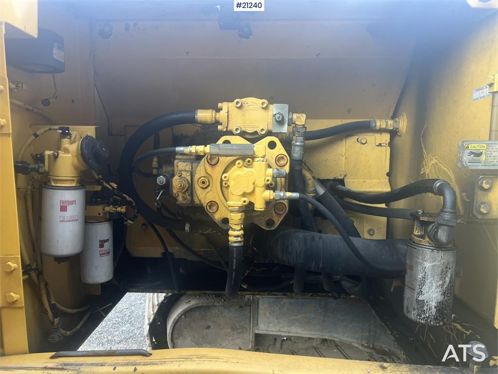 New Holland E265B Excavator w/ digging bucket and hydraulic sa
