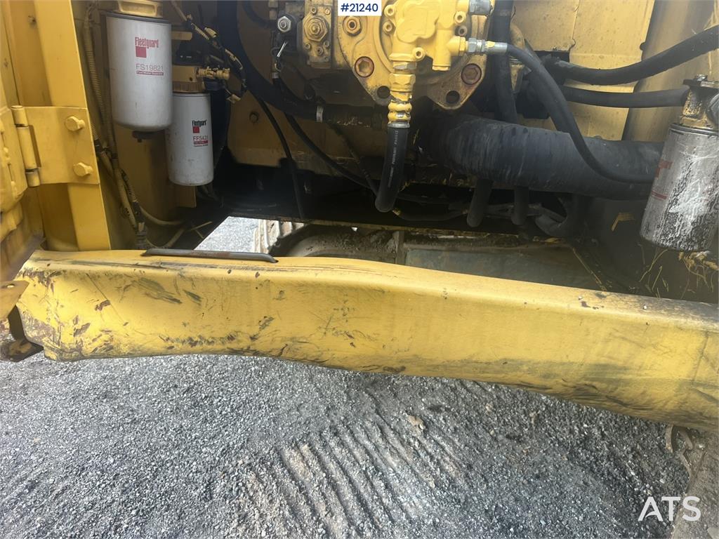 New Holland E265B Excavator w/ digging bucket and hydraulic sa