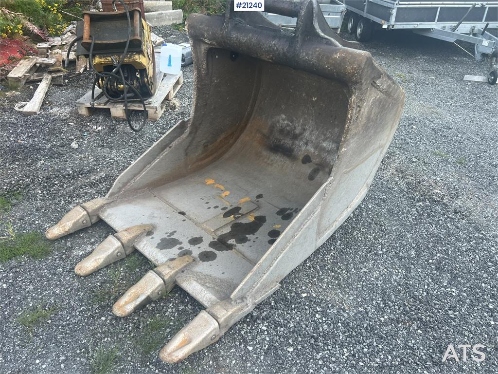New Holland E265B Excavator w/ digging bucket and hydraulic sa