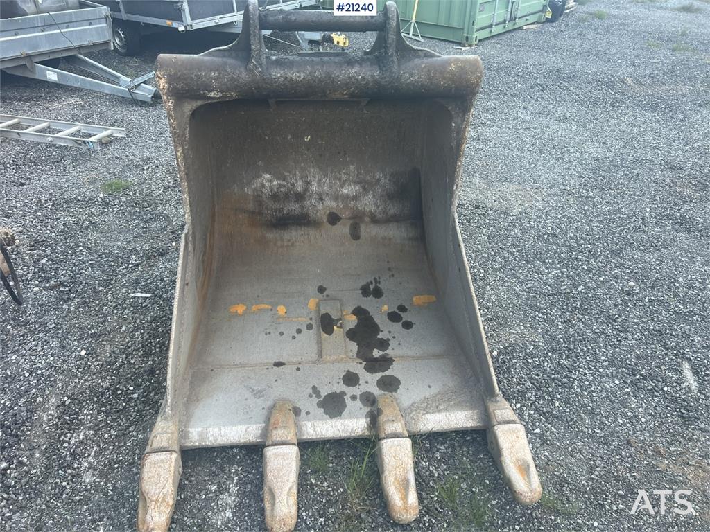 New Holland E265B Excavator w/ digging bucket and hydraulic sa