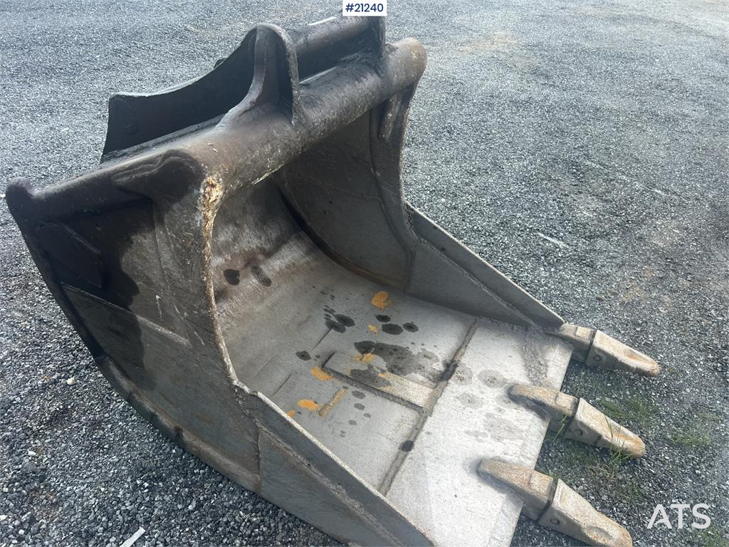 New Holland E265B Excavator w/ digging bucket and hydraulic sa