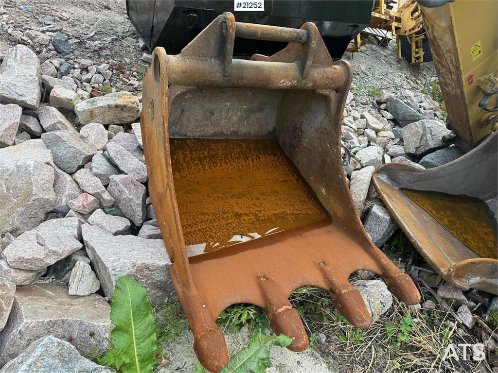 CAT 323E excavator w/ 3 buckets.