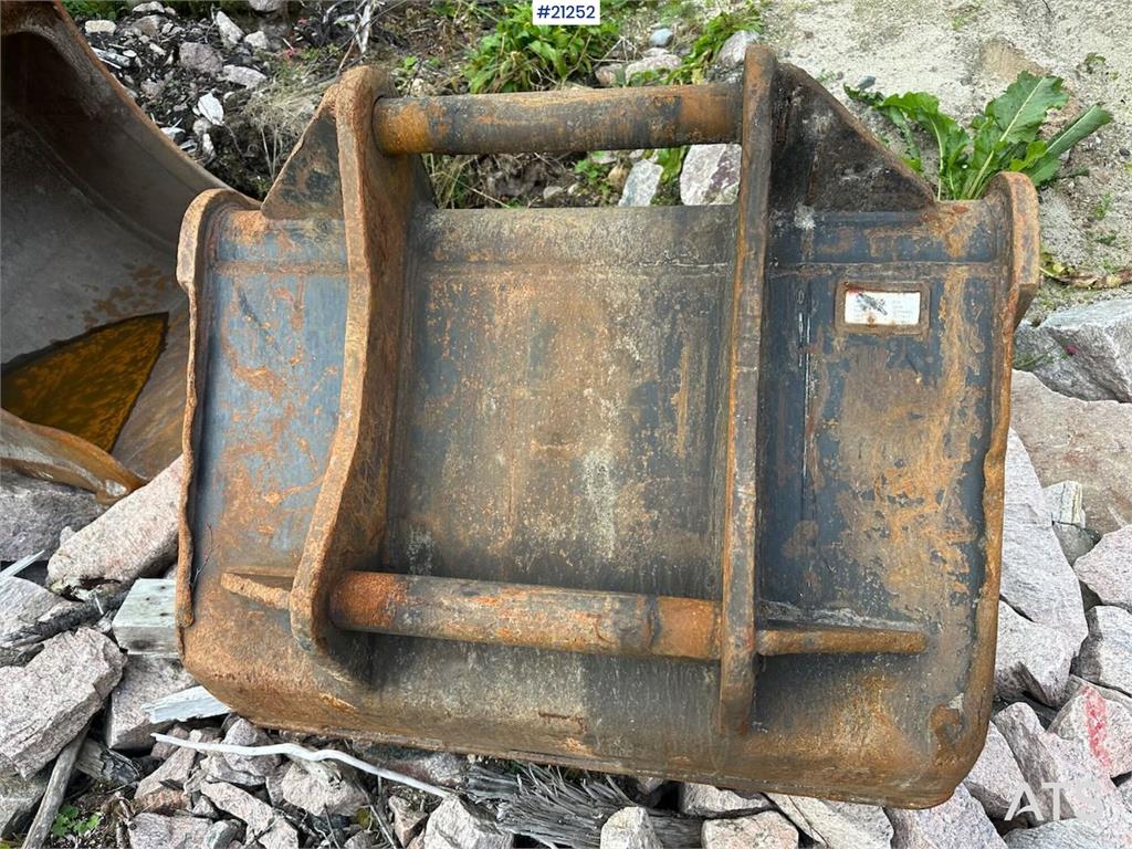 CAT 323E excavator w/ 3 buckets.