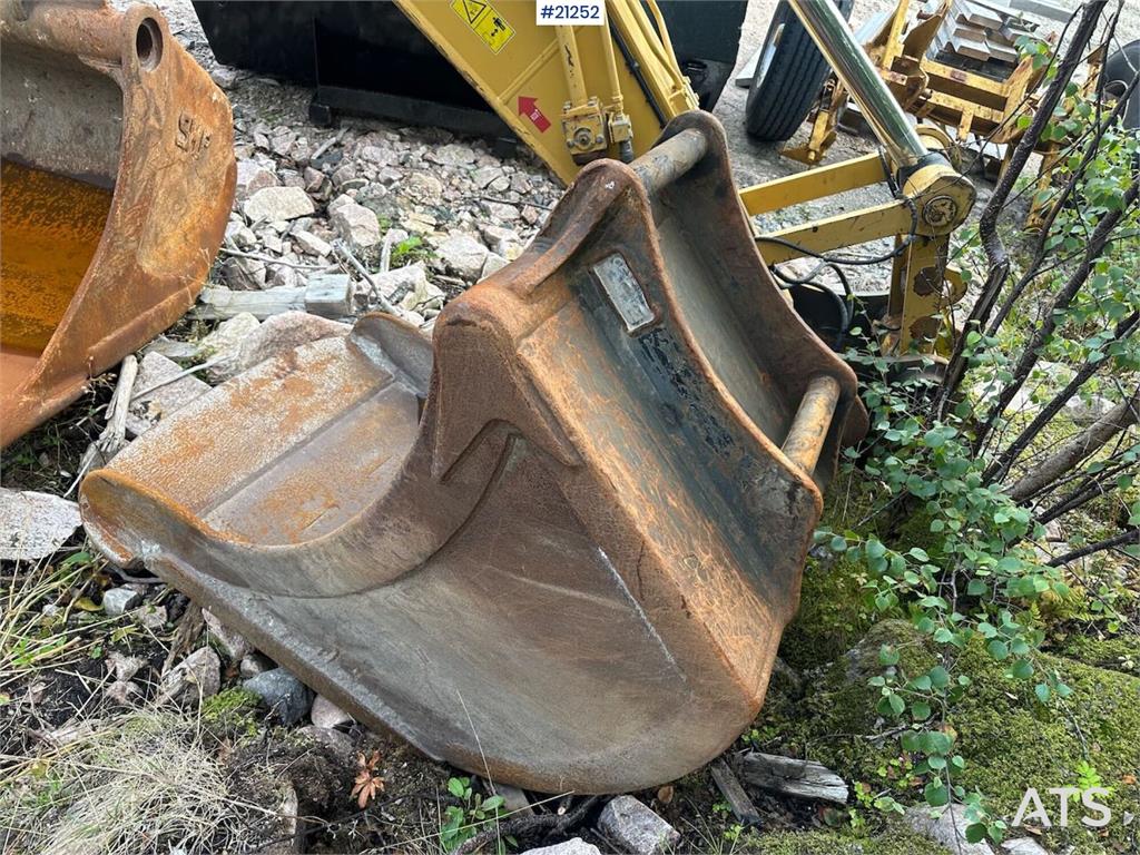 CAT 323E excavator w/ 3 buckets.