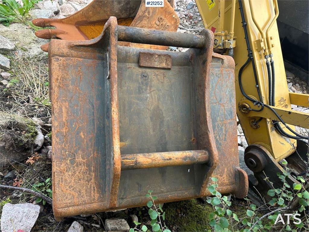 CAT 323E excavator w/ 3 buckets.