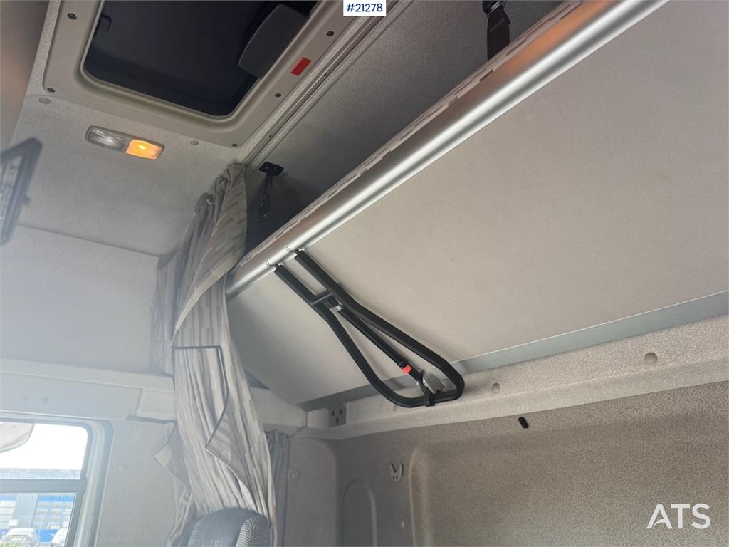 DAF CF440 6x2 Box truck with refrigerator/freezer unit