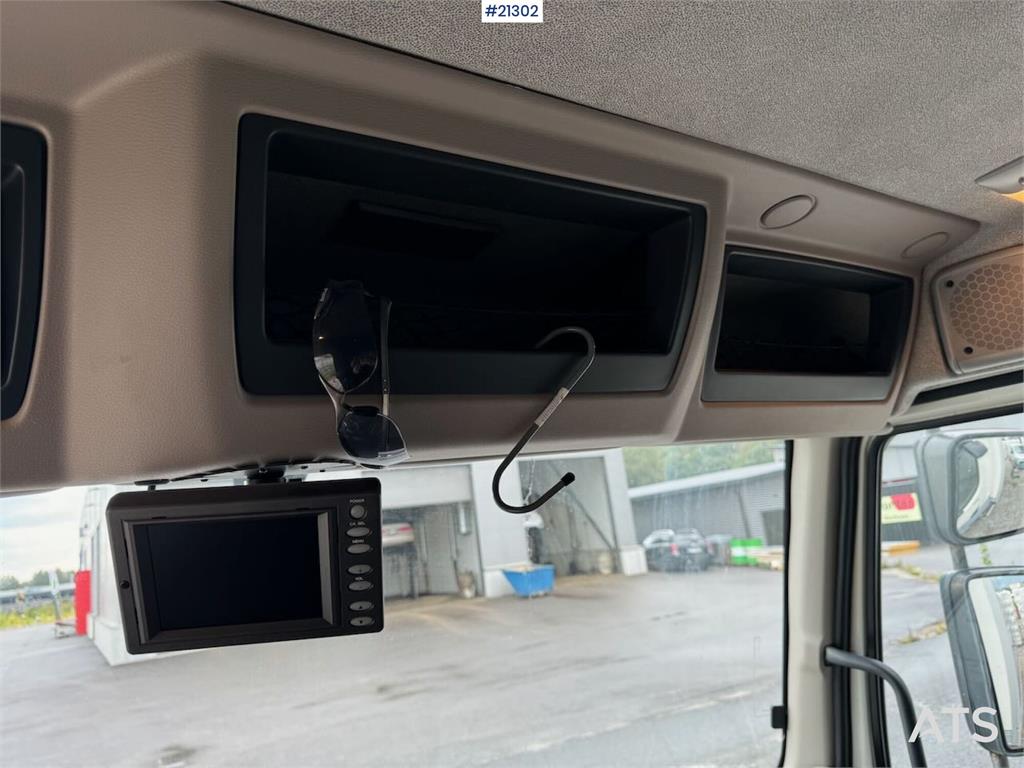 DAF LF180 4x2 box truck w/ lift. 133,000 km. WATCH VID