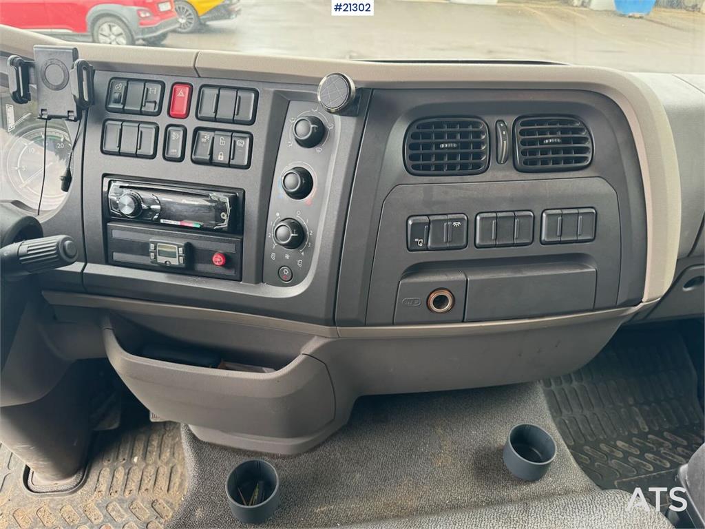 DAF LF180 4x2 box truck w/ lift. 133,000 km. WATCH VID