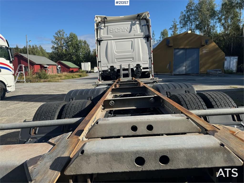 Scania R580 6x2 Container chassis w/ lift