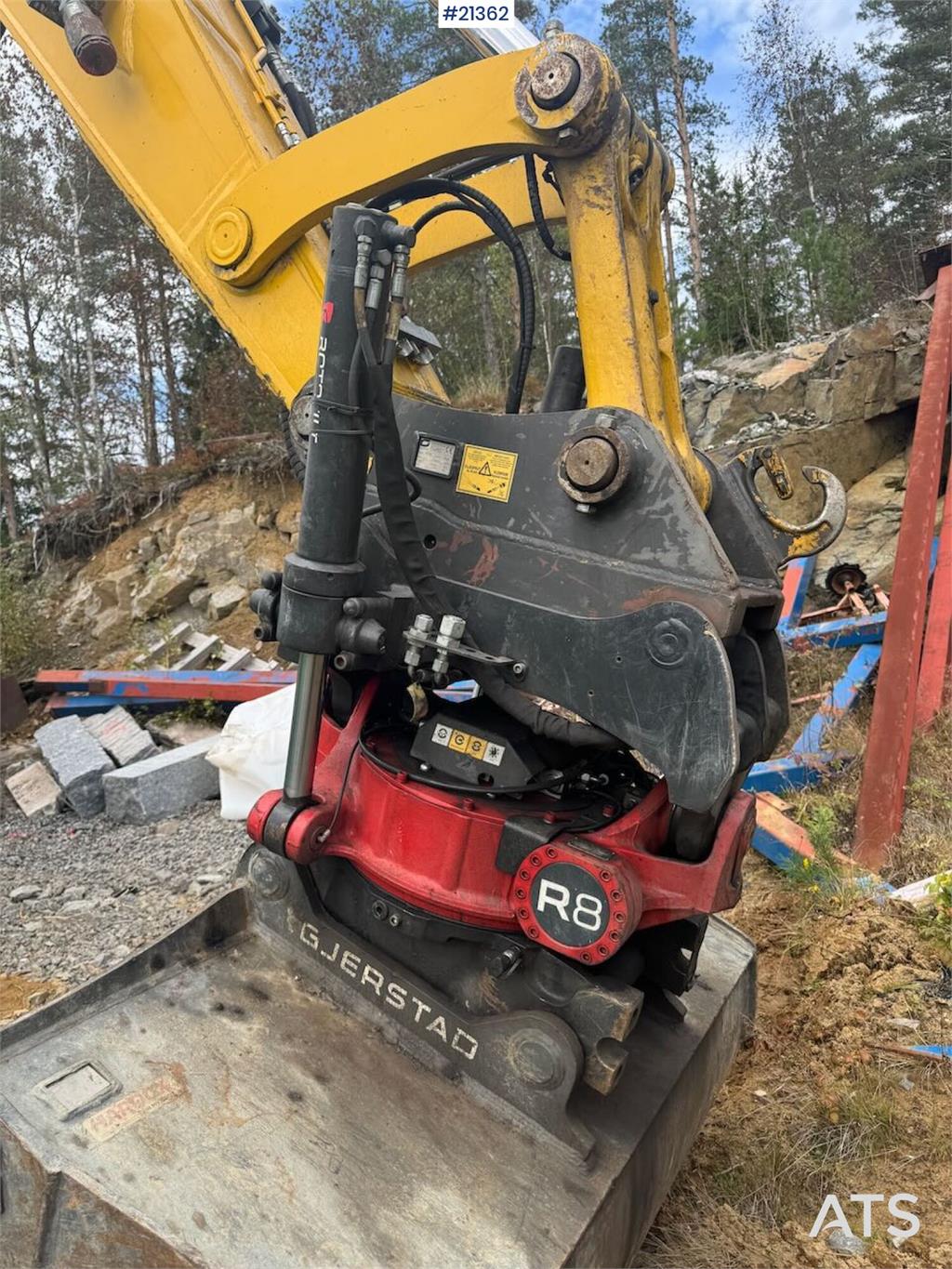 Komatsu PC290LC-11 Crawler excavator w/ tilt and 2 buckets