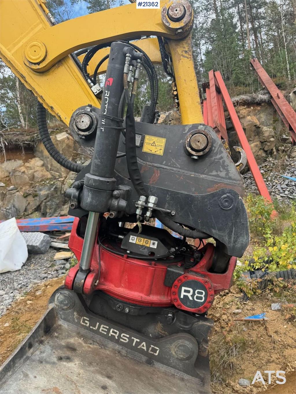 Komatsu PC290LC-11 Crawler excavator w/ tilt and 2 buckets