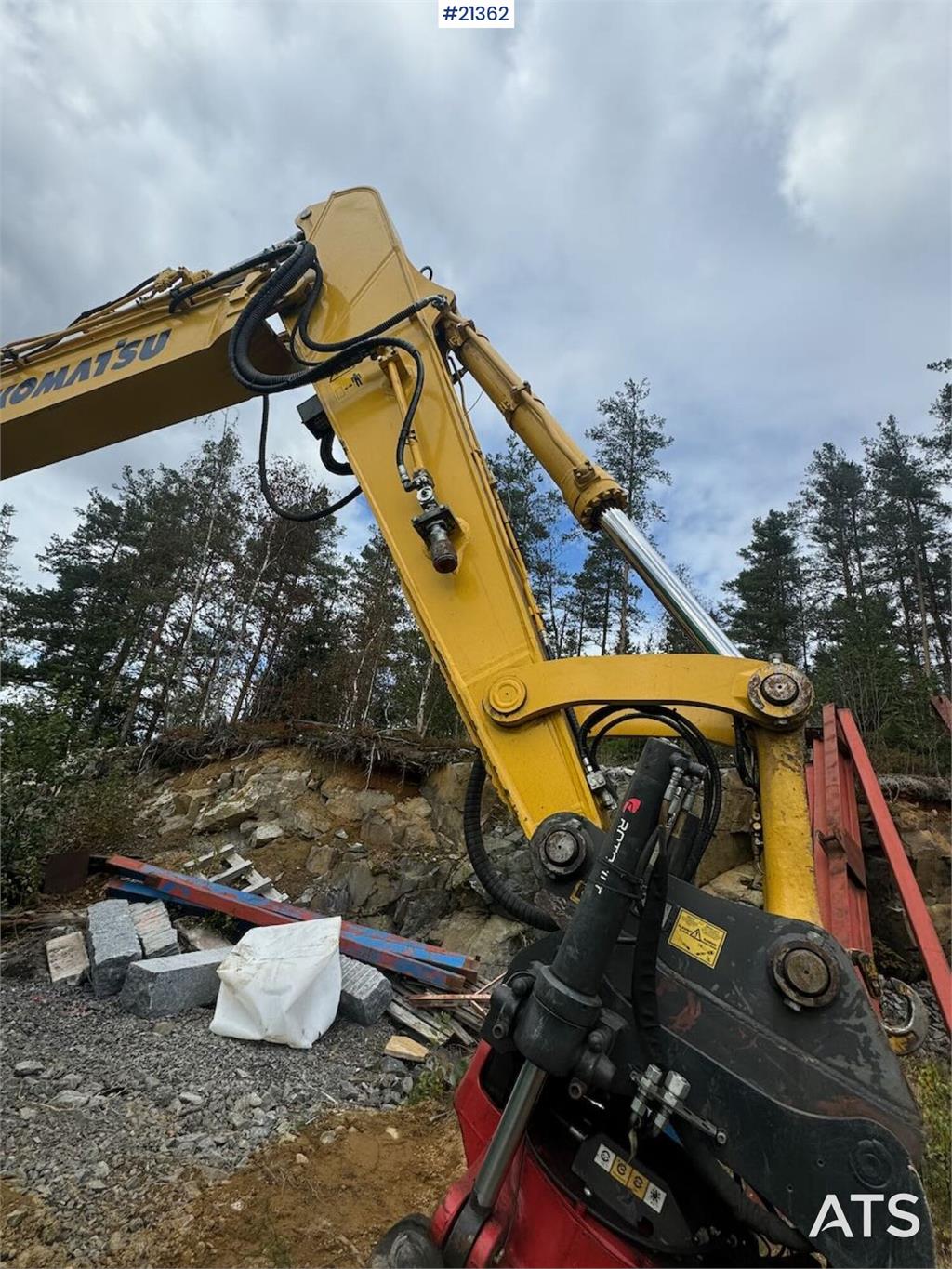 Komatsu PC290LC-11 Crawler excavator w/ tilt and 2 buckets