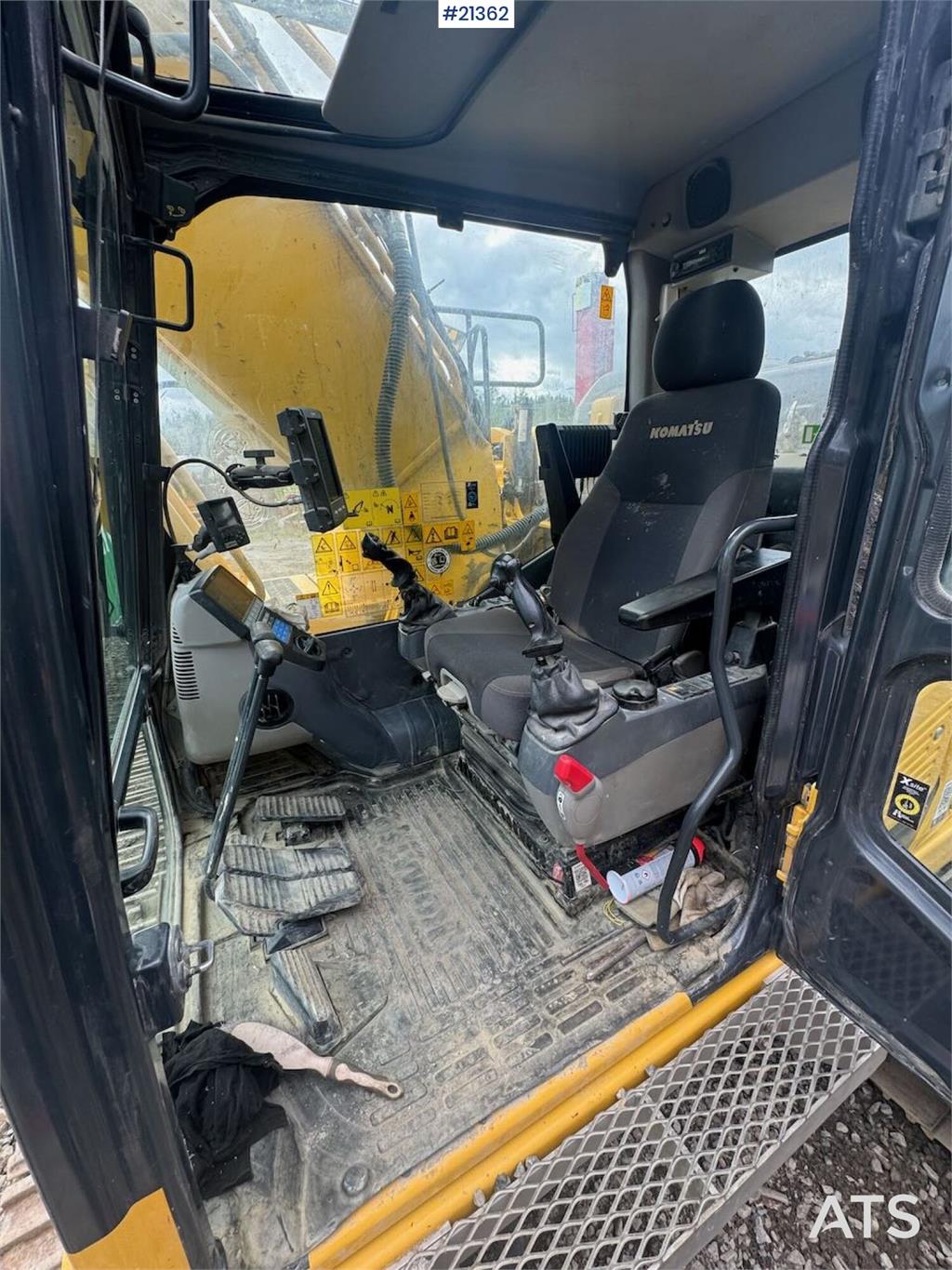 Komatsu PC290LC-11 Crawler excavator w/ tilt and 2 buckets