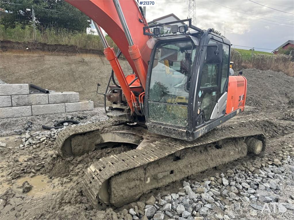 Hitachi ZX210LC-5B Tracked excavator w/ tilt, bucket and G