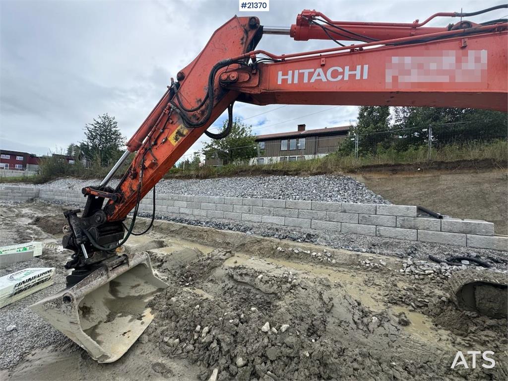 Hitachi ZX210LC-5B Tracked excavator w/ tilt, bucket and G