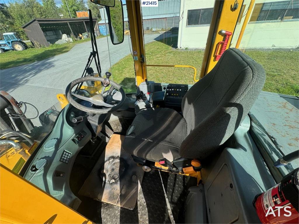 Volvo L110E Wheel Loader w/ Bucket