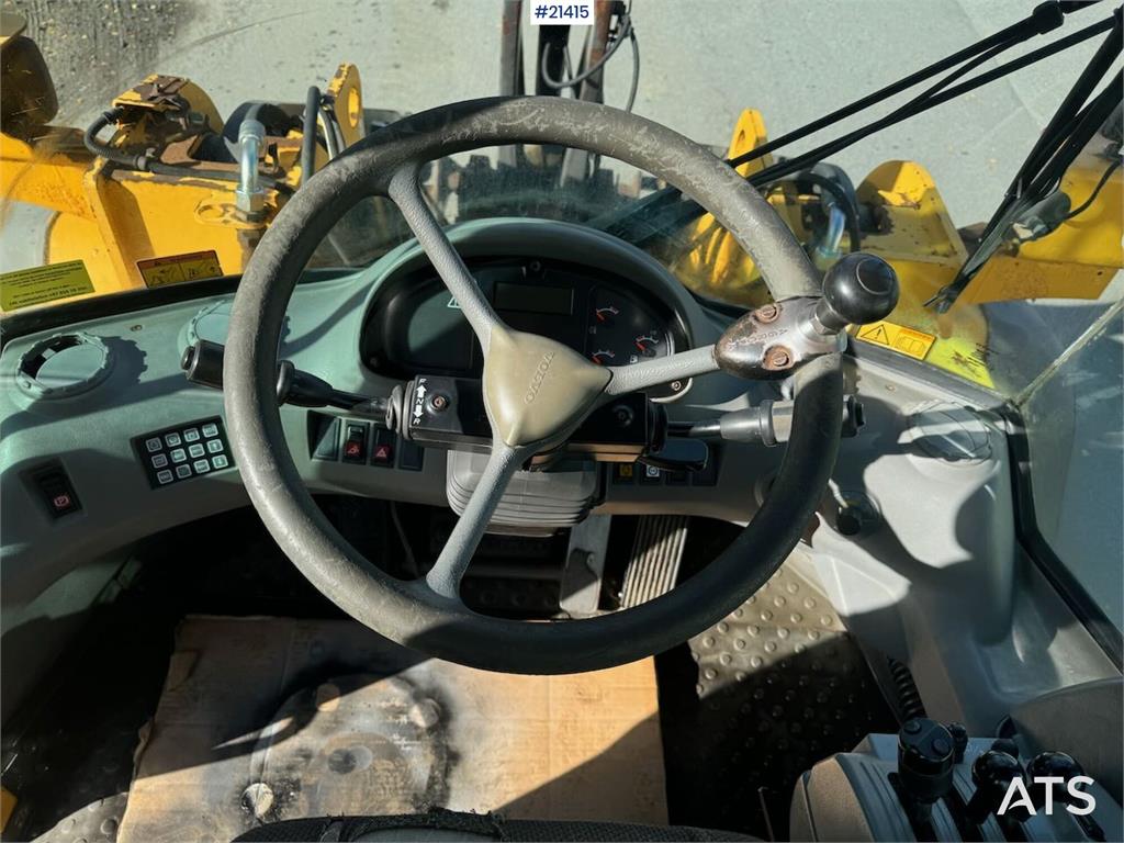 Volvo L110E Wheel Loader w/ Bucket