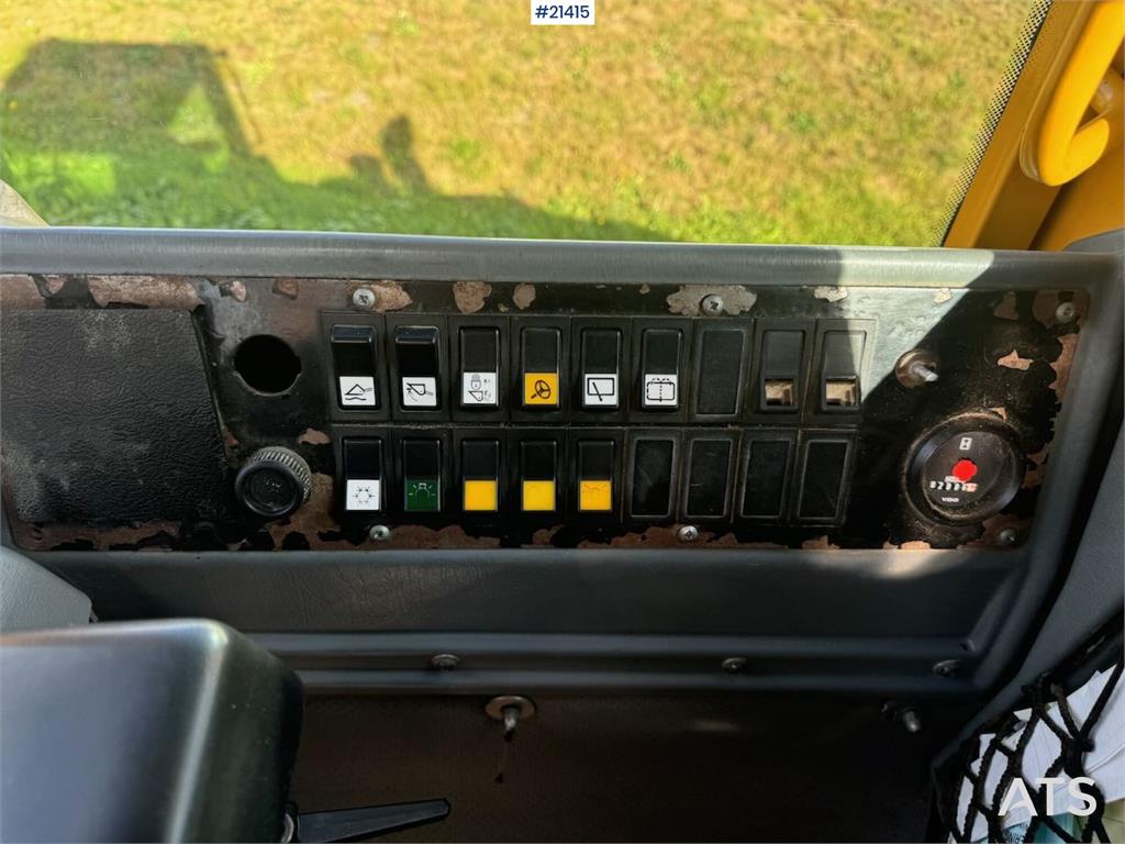 Volvo L110E Wheel Loader w/ Bucket