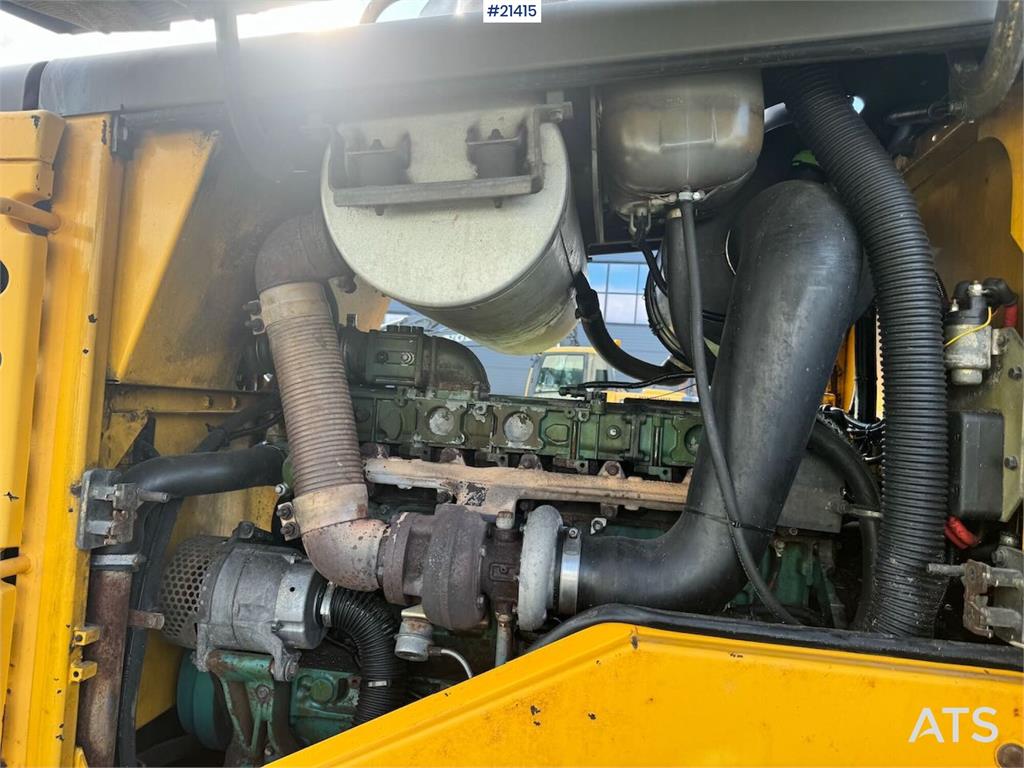 Volvo L110E Wheel Loader w/ Bucket