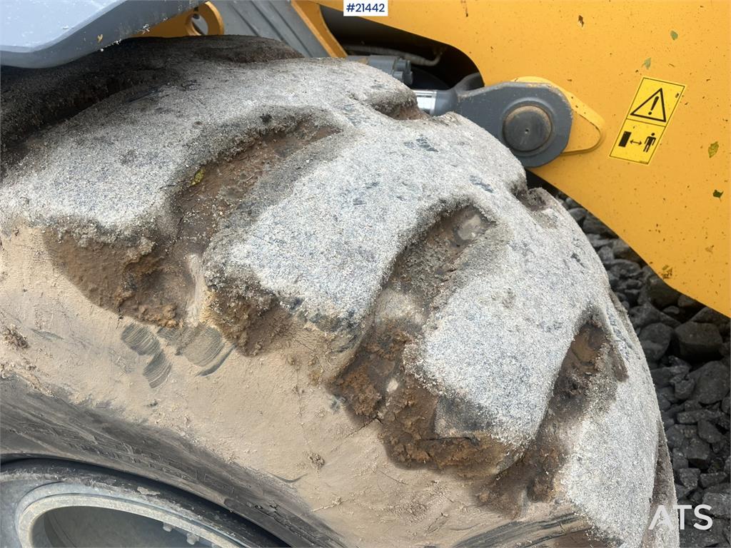 Liebherr L580 Wheel Loader w/ Bucket