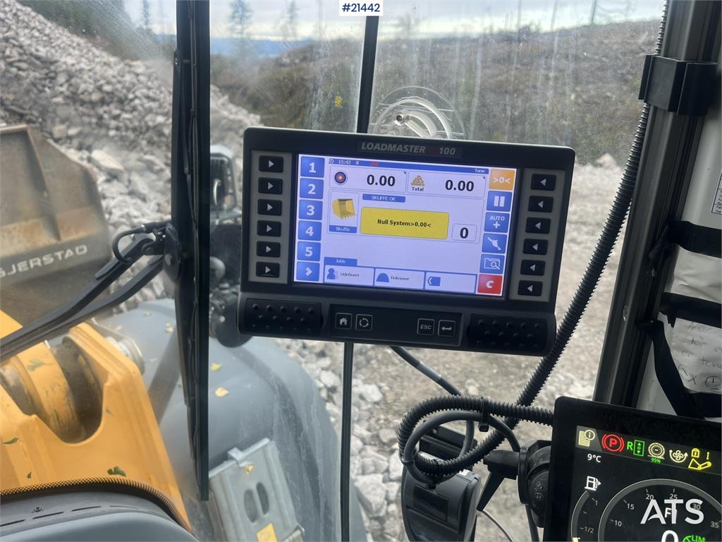 Liebherr L580 Wheel Loader w/ Bucket
