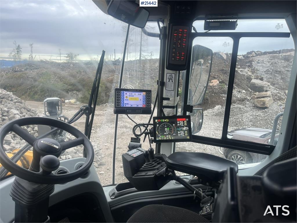 Liebherr L580 Wheel Loader w/ Bucket