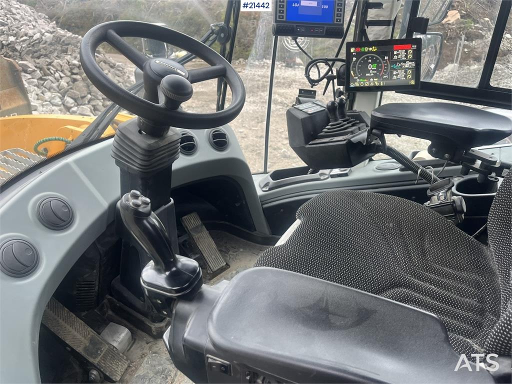 Liebherr L580 Wheel Loader w/ Bucket