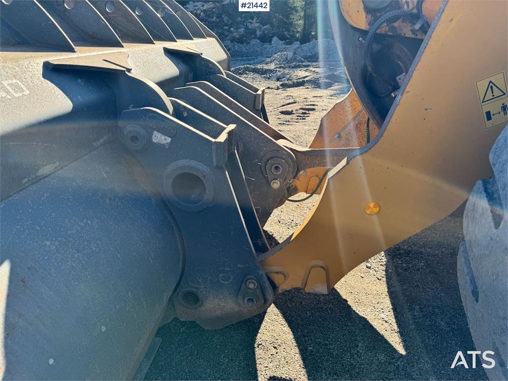 Liebherr L580 Wheel Loader w/ Bucket