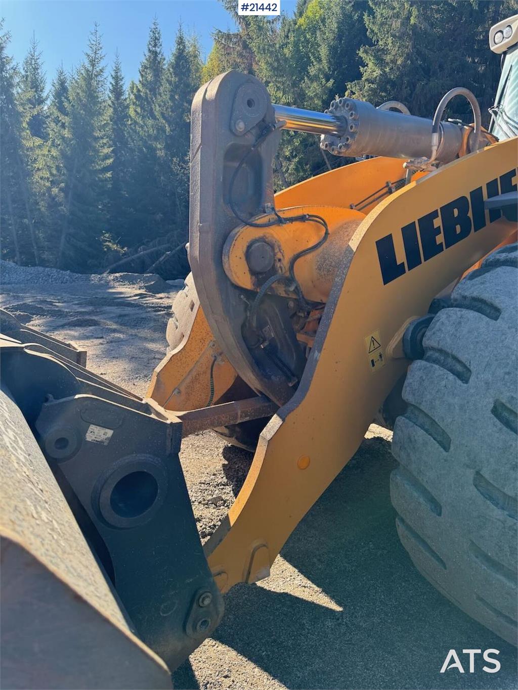 Liebherr L580 Wheel Loader w/ Bucket