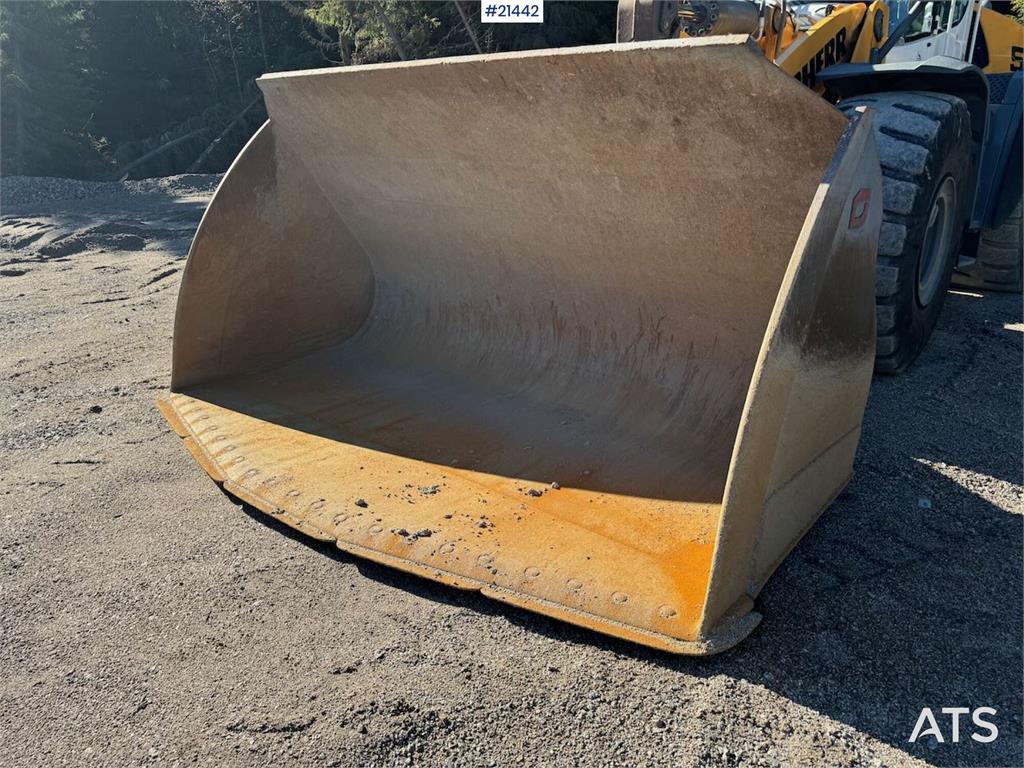 Liebherr L580 Wheel Loader w/ Bucket
