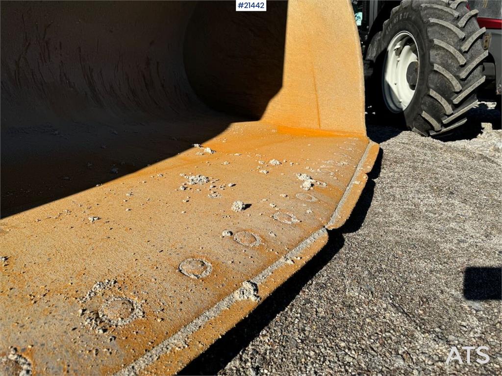 Liebherr L580 Wheel Loader w/ Bucket