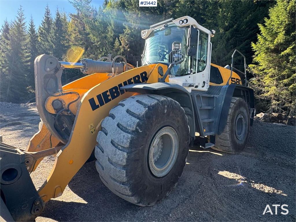 Liebherr L580 Wheel Loader w/ Bucket