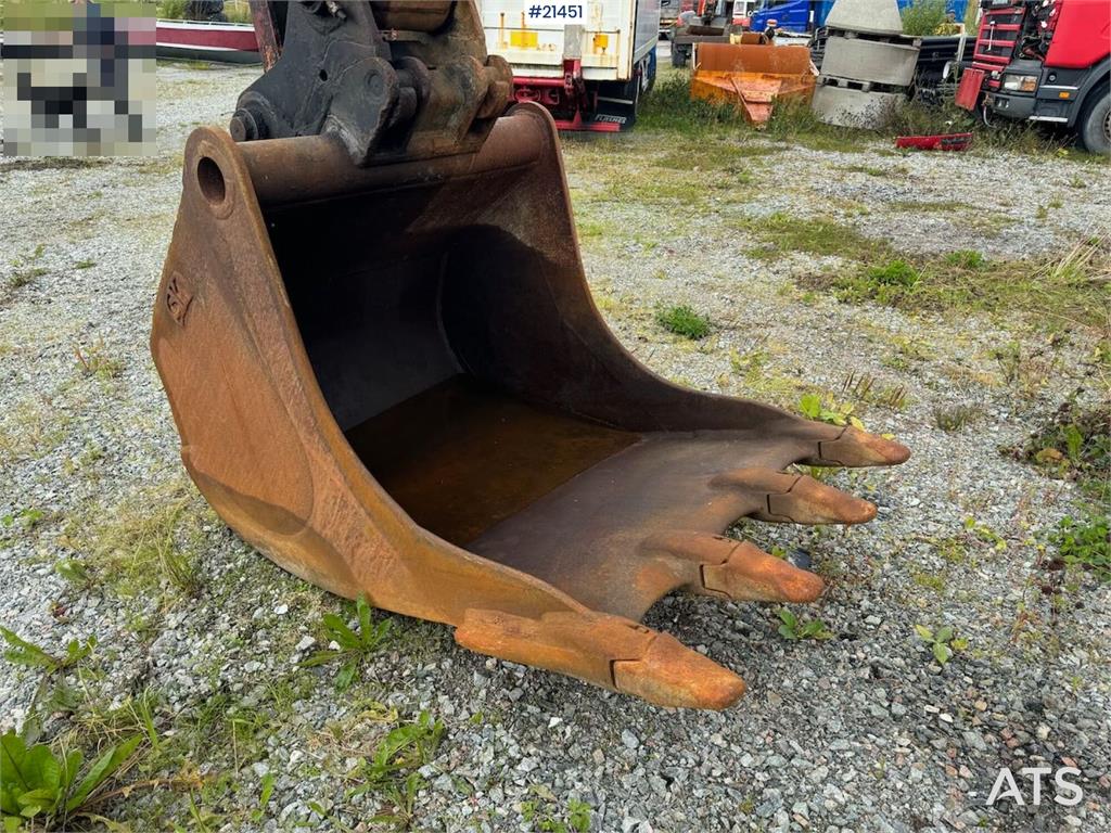 Hitachi ZX225US Tracked excavator w/ digging bucket