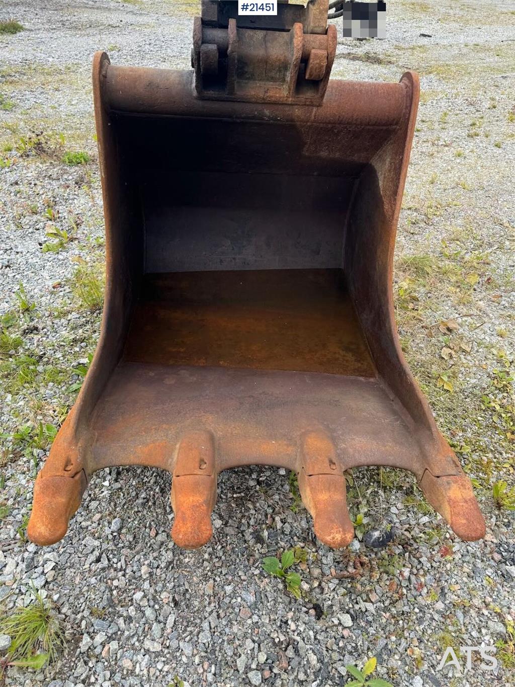 Hitachi ZX225US Tracked excavator w/ digging bucket