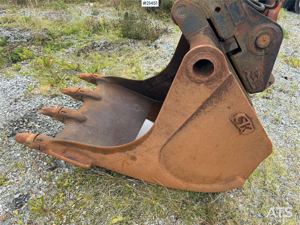 Hitachi ZX225US Tracked excavator w/ digging bucket