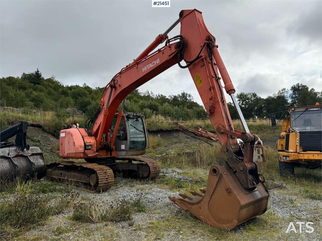 Hitachi ZX225US Tracked excavator w/ digging bucket