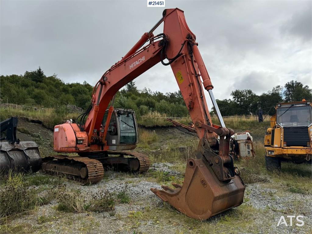 Hitachi ZX225US Tracked excavator w/ digging bucket