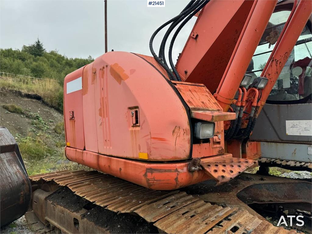Hitachi ZX225US Tracked excavator w/ digging bucket