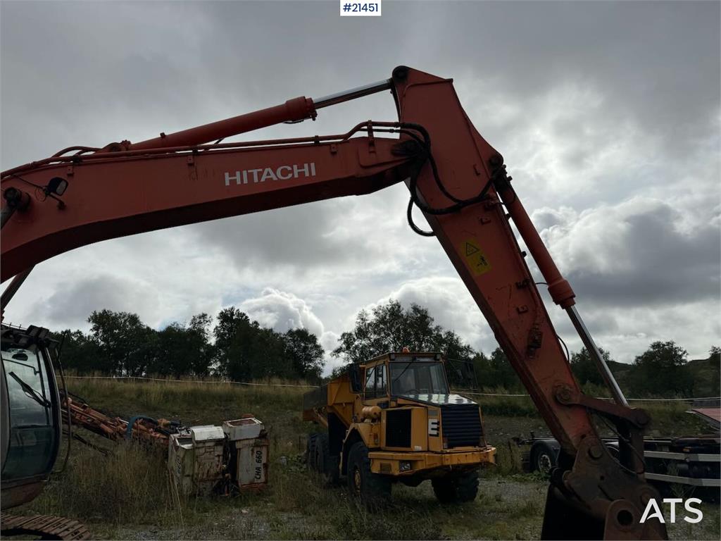 Hitachi ZX225US Tracked excavator w/ digging bucket
