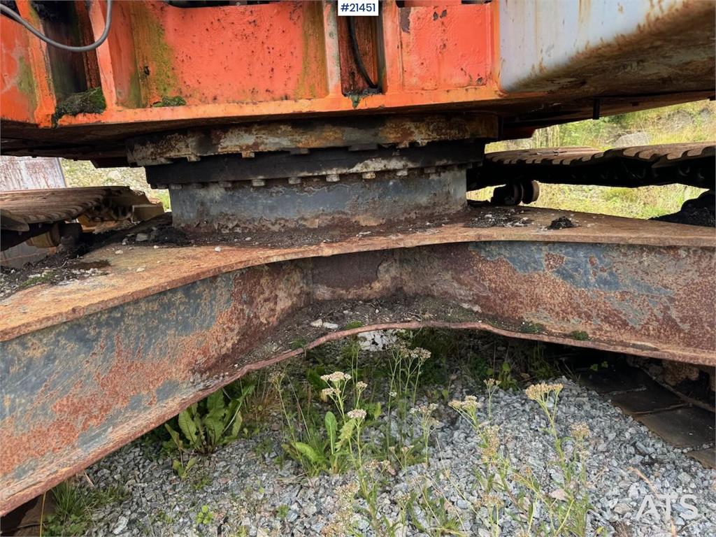 Hitachi ZX225US Tracked excavator w/ digging bucket