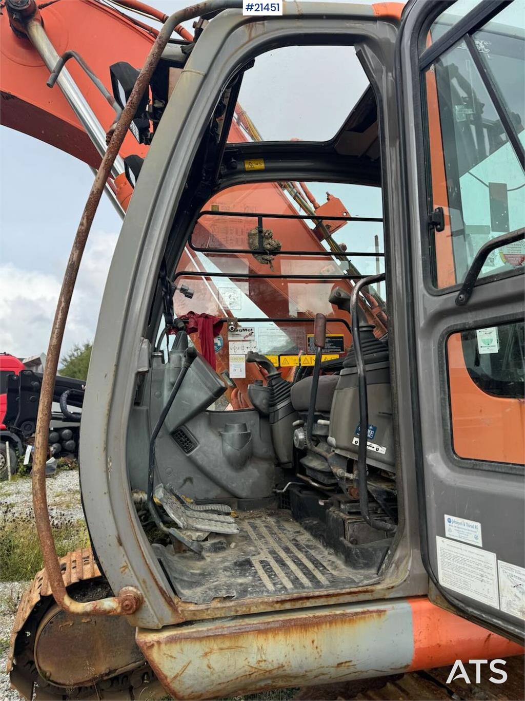 Hitachi ZX225US Tracked excavator w/ digging bucket