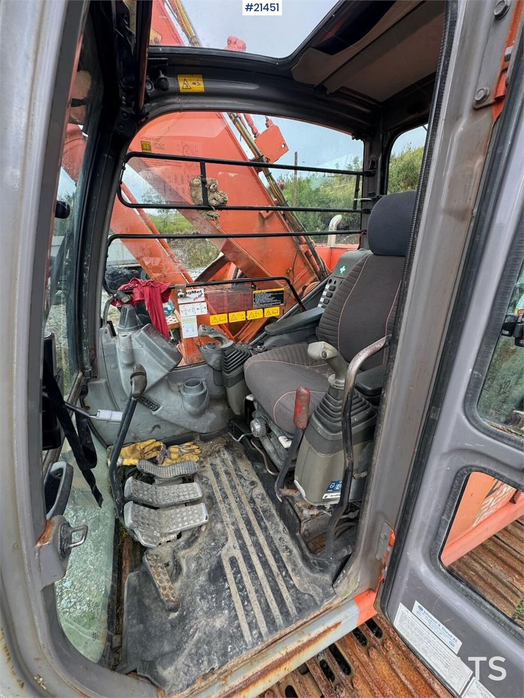 Hitachi ZX225US Tracked excavator w/ digging bucket