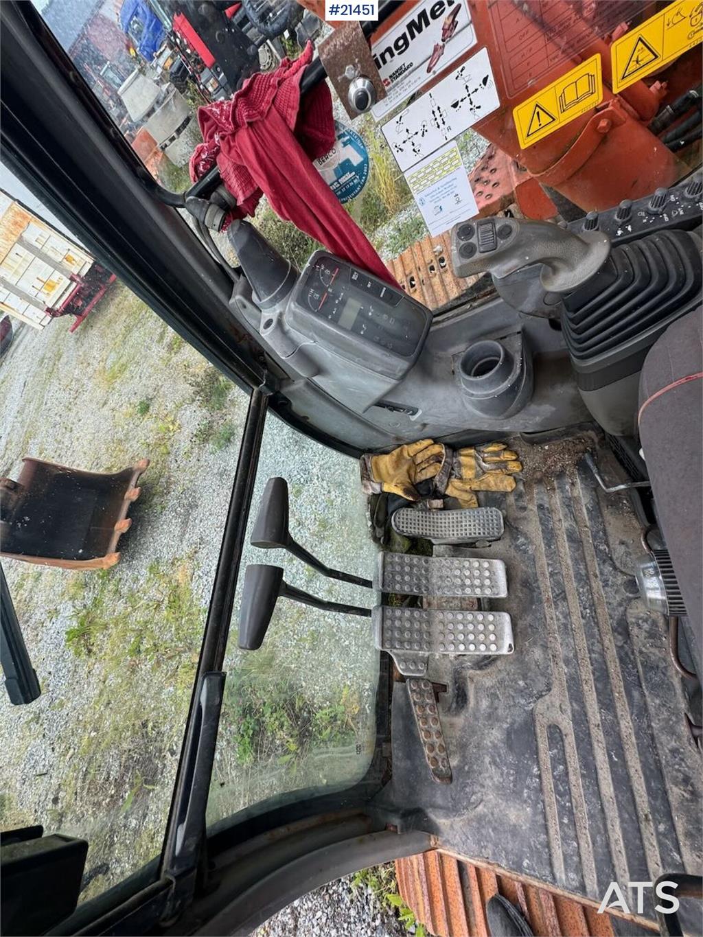 Hitachi ZX225US Tracked excavator w/ digging bucket