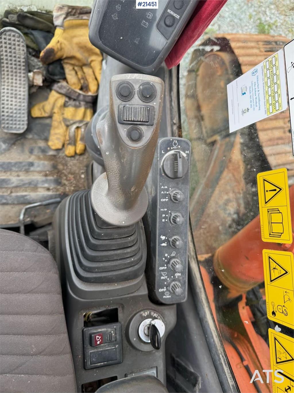 Hitachi ZX225US Tracked excavator w/ digging bucket